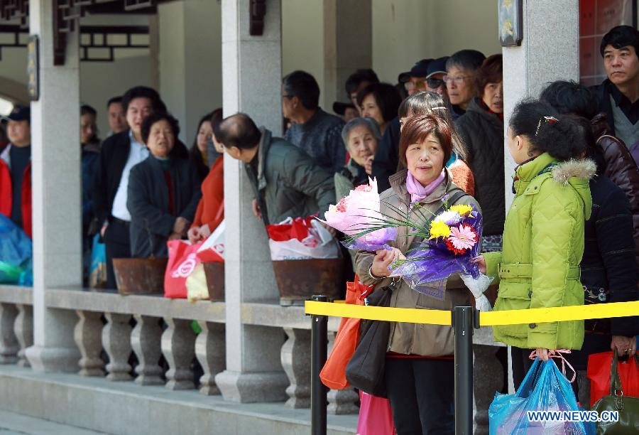 CHINA-SHANGHAI-QINGMING FESTIVAL-TOMB-SWEEPING (CN)