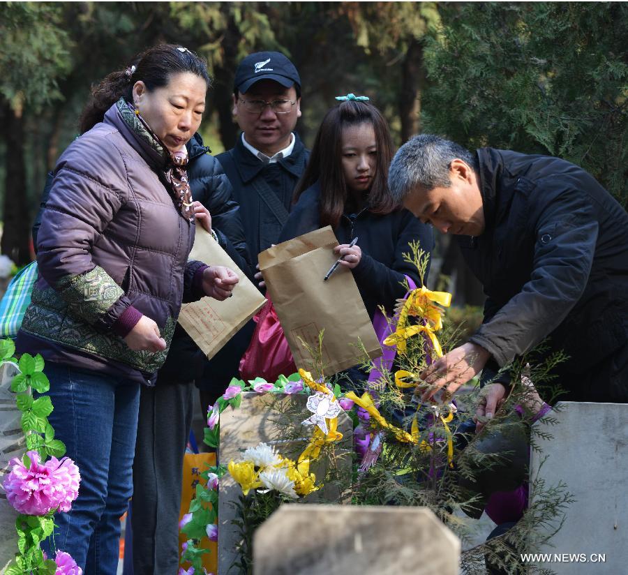 CHINA-BEIJING-QINGMING FESTIVAL-TOMB SWEEPING (CN)