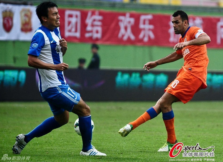 Roda Antar of Shandong Luneng opens the scoring for his team in a CSL match in Guangzhou on March 31, 2013.