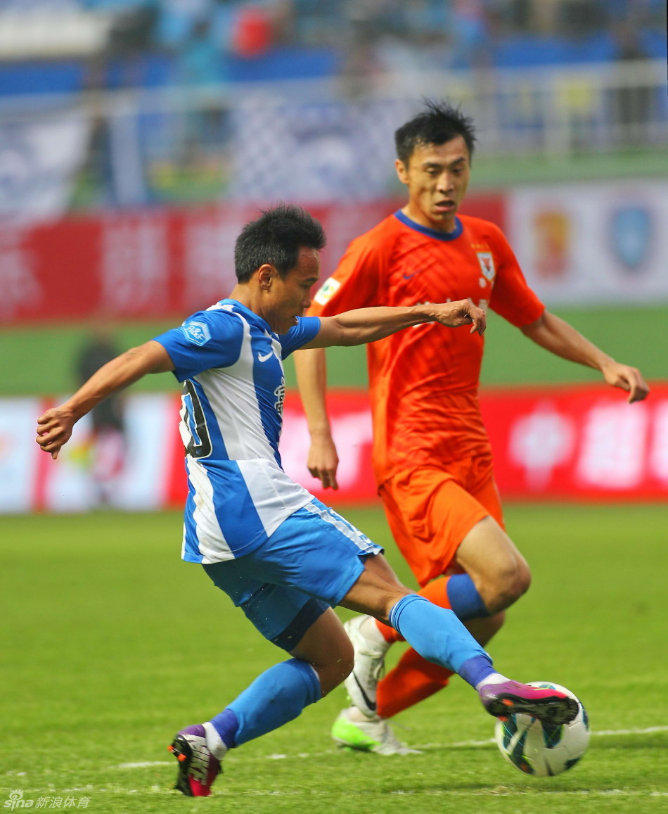  Wu Pingfeng of Guangzhou Fuli tries to control the ball in a CSL match in Guangzhou on March 31, 2013.