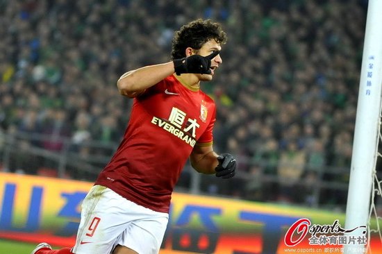 Elkeson rescued a point for Evergrande in Beijing.