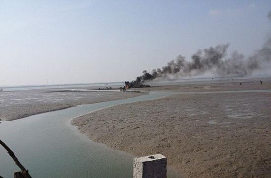 A photo taken on Sunday, March 31, 2013 shows the scene of a Chinese fighter jet crashing into the sea near Rongcheng in east China's Shandong Province. [Photo: Chinadaily.com.cn]