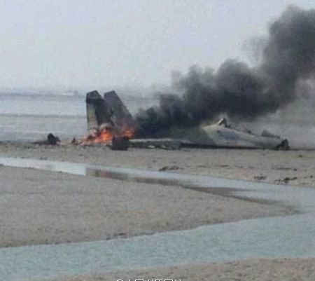 A photo taken on Sunday, March 31, 2013 shows the scene of a Chinese fighter jet crashing into the sea near Rongcheng in east China's Shandong Province. [Photo: Chinadaily.com.cn]