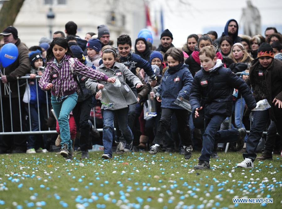 Children collect Easter eggs in a park in Brussels, Belgium, March 31, 2013. 