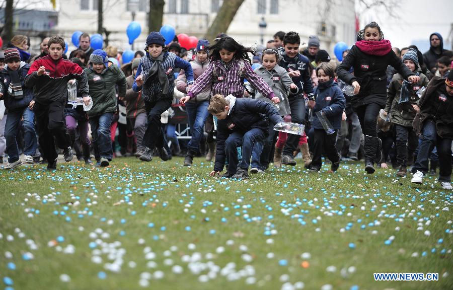 Children collect Easter eggs in a park in Brussels, Belgium, March 31, 2013. 