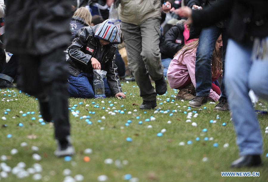 Children collect Easter eggs in a park in Brussels, Belgium, March 31, 2013. 