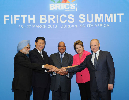 Chinese President Xi Jinping (2nd L) poses for a group photo with Indian Prime Minister Manmohan Singh (1st L), South African President Jacob Zuma (C), Brazilian President Dilma Rousseff (2nd R) and Russian President Vladimir Putin (1st R) during the 5th BRICS Summit in Durban, South Africa, March 27, 2013. [Xinhua photo]
