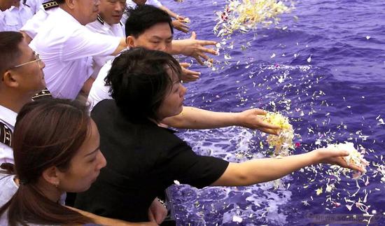 2001年4月26日，阮国琴在海上祭奠丈夫。