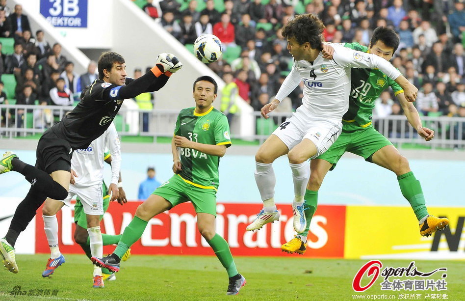  Goal keeper Ignatiy Nesterov of Bunyodkor reaches out for the ball.