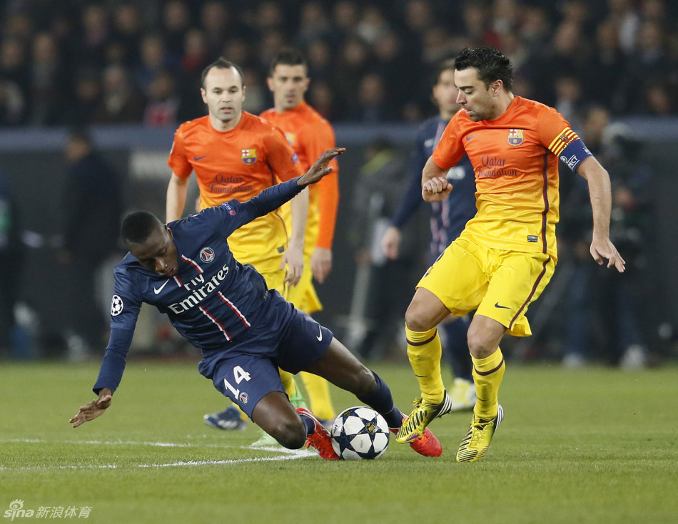 Matuidi and Xavi vie for the ball. 