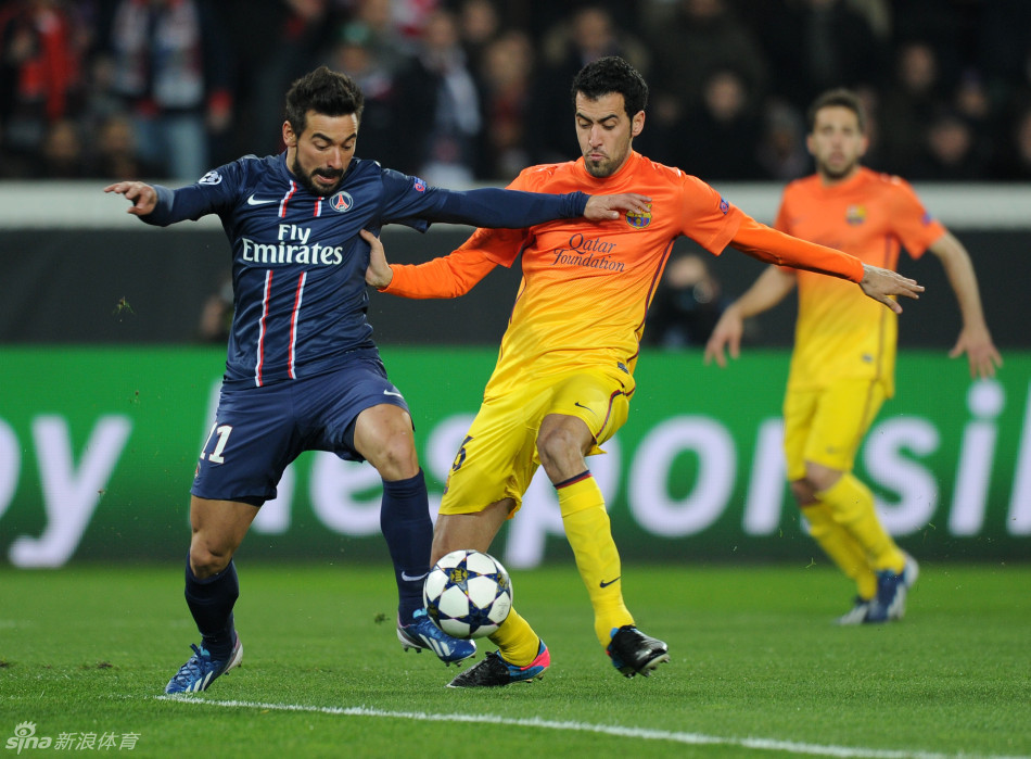 Lavezzi holds off Busquets. 