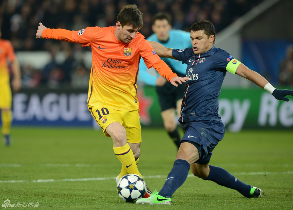 Silva tries to stop Messi. 