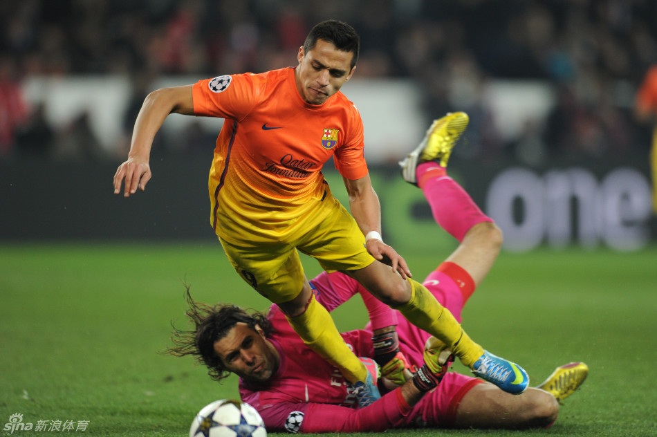 Sanchez fouled by Sirigu in the box. 