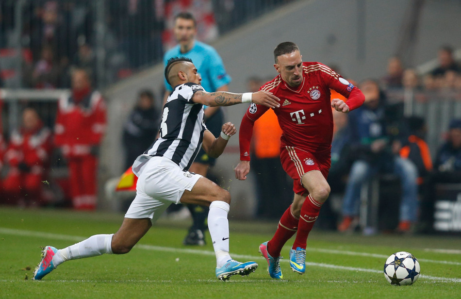 Ribery drives past Vidal. 