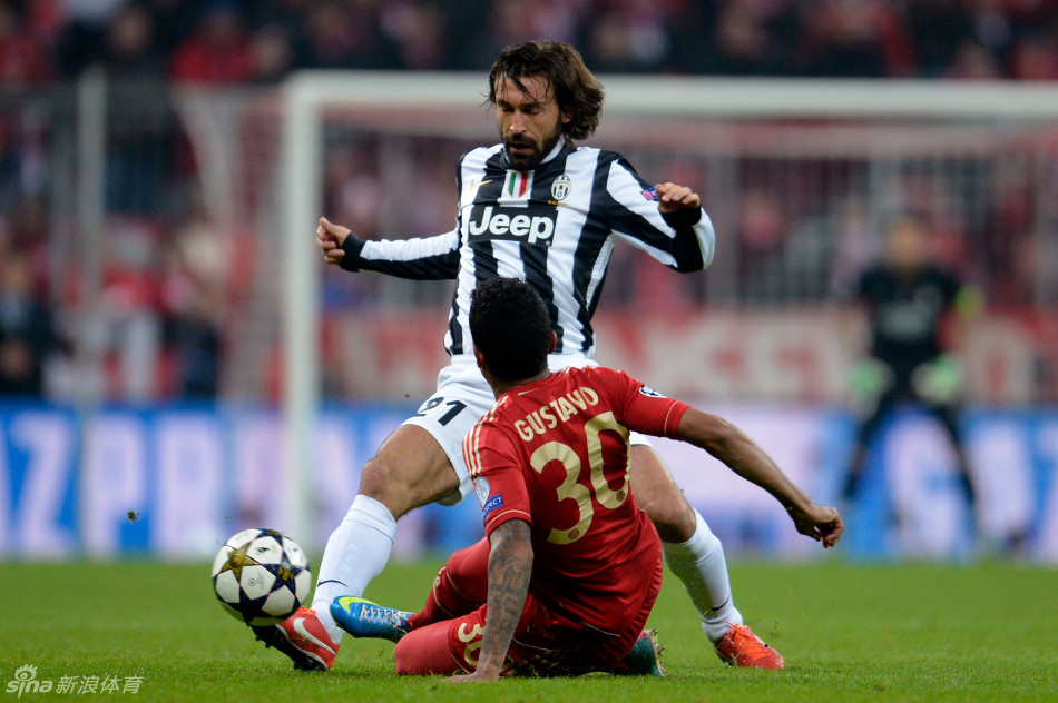 Gustavo tackles Pirlo. 