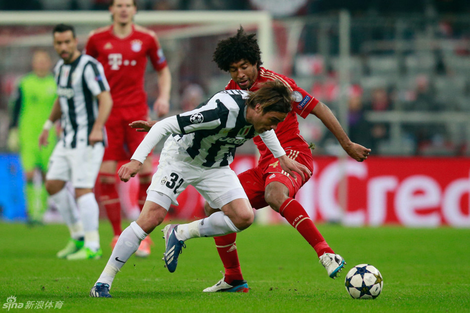 Dante and Matri vie for the ball. 