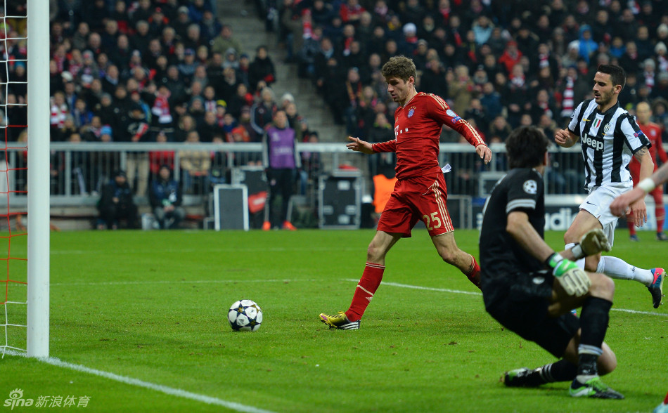  Muller adds the second goal for Bayern Munich.