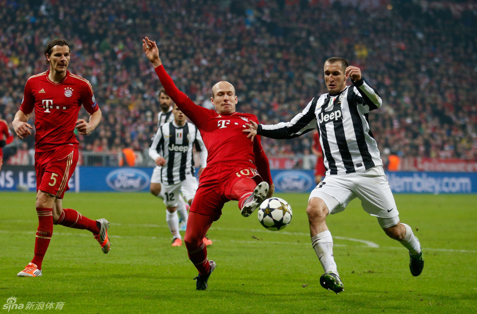 Robben, Chiellini reach out for the ball. 