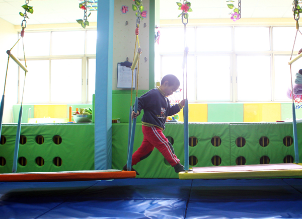 With increasing concern toward the autism community, hundreds of facilities and institutes for autistic children, like the Beijing's Haidian Modern Kindergarten, have sprung up all over the country. [Photo/China Daily]