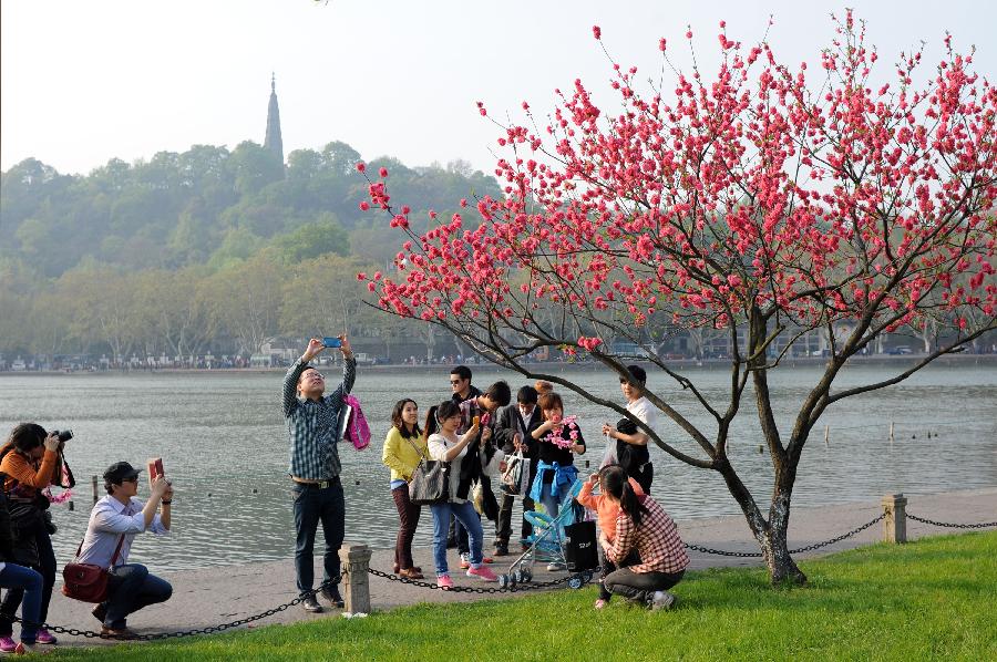 CHINA-HANGZHOU-QINGMING FESTIVAL-WEST LAKE (CN)