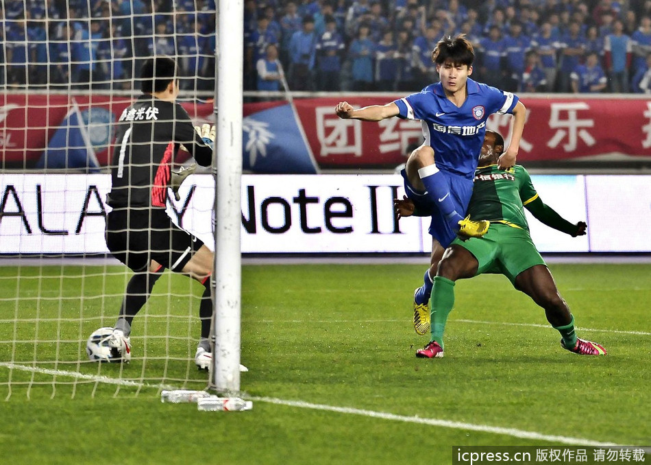 Joffre Guerron scores the winner for Guoan. 