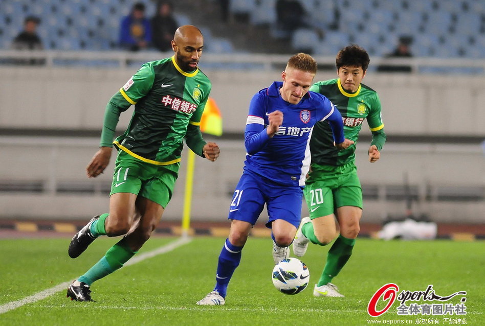 Kanoute and Sergey Krivets run for the ball. 