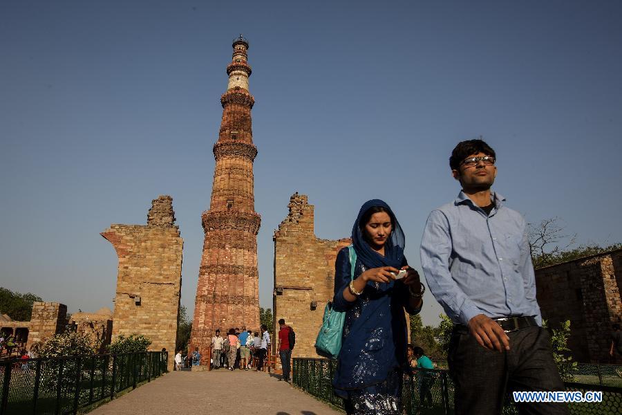 India's tallest minaret Qutab Minar attracts visitors