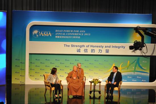 Master Hsing Yun (Middle), founder of Buddha’s Light International Association, gives a lecture at the Boao Forum for Asia 2013 Annual Conference on April 6. [Gong Jie/China.org.cn]