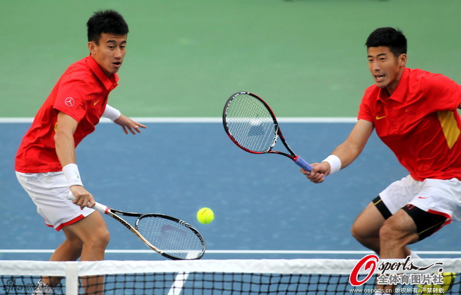 China's Li Zhe and Gong Maoxin Huang beat Liang-chi and Yang Tsung-hua of Chinese Taipei in the doubles of their Davis Cup Asia Oceania Group I relegation playoffs in Tianjin yesterday.