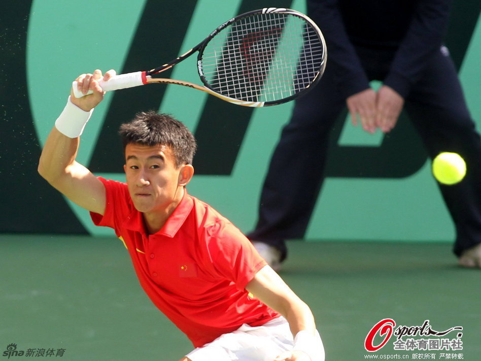  Li Zhe of China returns a ball in the singles of their Davis Cup Asia Oceania Group I relegation playoffs in Tianjin yesterday.