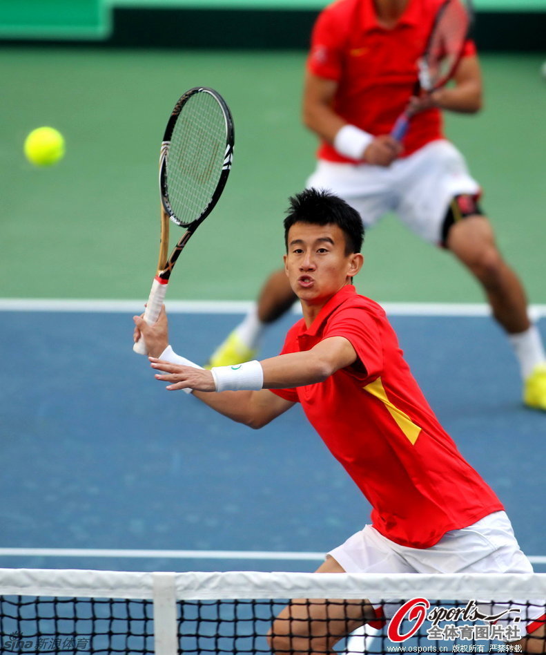 Gong Maoxin of China returns a ball in the doubles of their Davis Cup Asia Oceania Group I relegation playoffs in Tianjin yesterday.