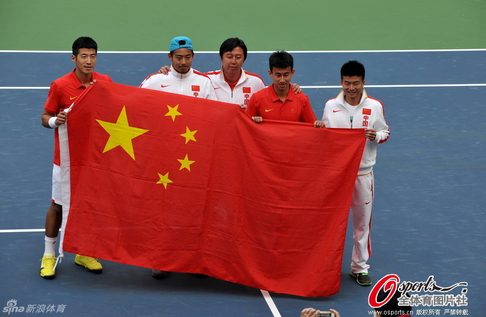 China's Li Zhe (front left) and Gong Maoxin (back right) pose with their national flag along with Zhang Ze (back left) and Wu Di (front right) after beating Huang Liang-chi and Yang Tsung-hua of Chinese Taipei in the doubles of their Davis Cup Asia Oceania Group I relegation playoffs in Tianjin yesterday.