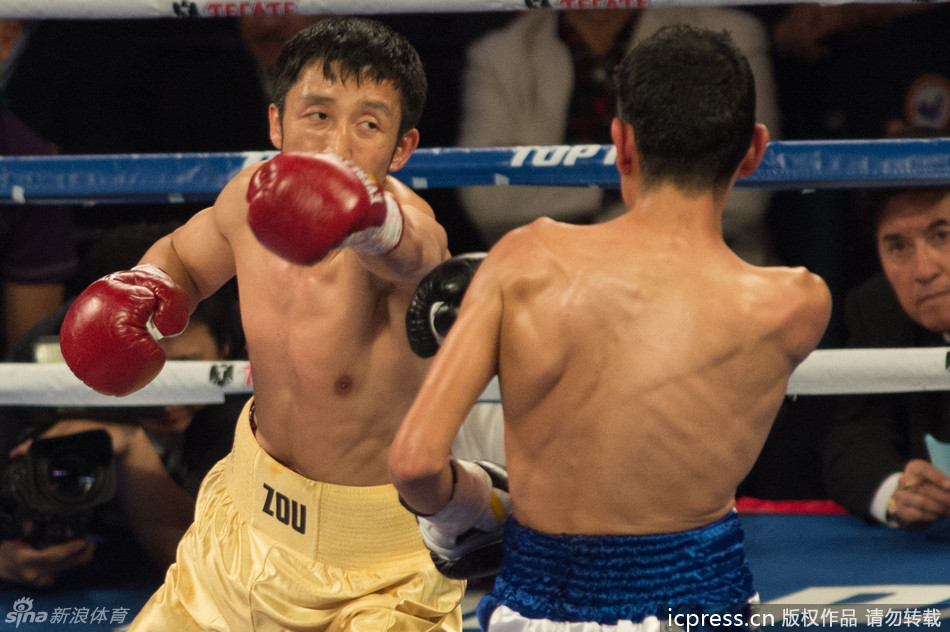 Zou Shiming in action in his debut professional fight on Saturday in Macau. 