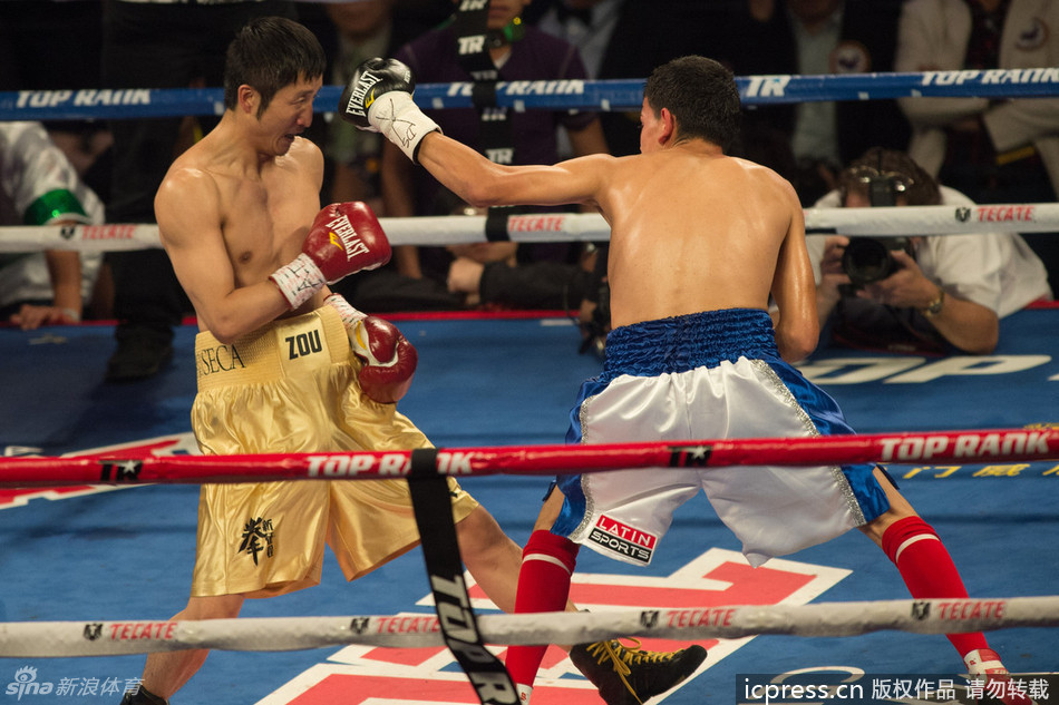 Zou Shiming in action in his debut professional fight on Saturday in Macau. 