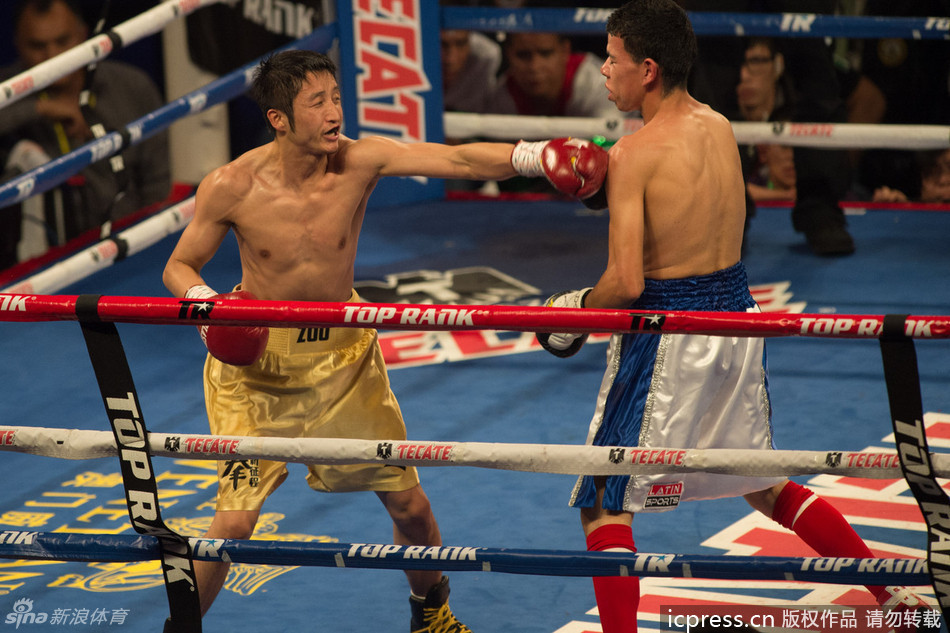 Zou Shiming in action in his debut professional fight on Saturday in Macau. 