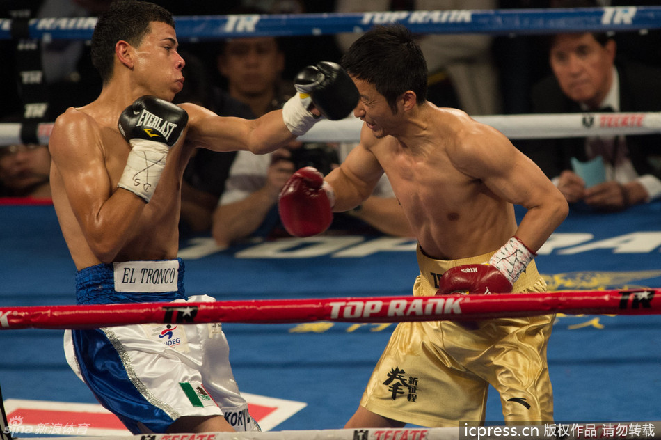 Zou Shiming in action in his debut professional fight on Saturday in Macau. 