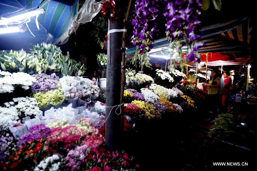 MYANMAR-YANGON-FLOWER-BUDDHA