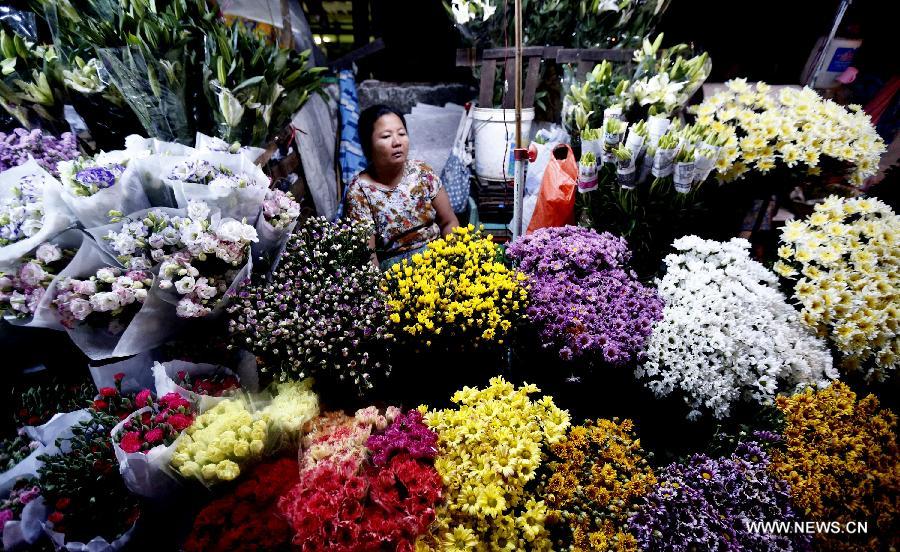 MYANMAR-YANGON-FLOWER-BUDDHA