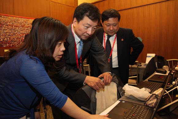 Zhou Mingwei (M), president of China International Publishing Group (CIPG) and a guest attending the on-going Boao Forum for Asia 2013 Annual Conferences, spoke with CIPG reporters.[Photo/China.org.cn]