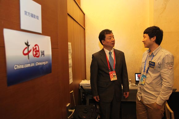Zhou Mingwei (L), president of China International Publishing Group (CIPG) and a guest attending the on-going Boao Forum for Asia 2013 Annual Conferences, spoke with a CIPG reporter.[Photo/China.org.cn]