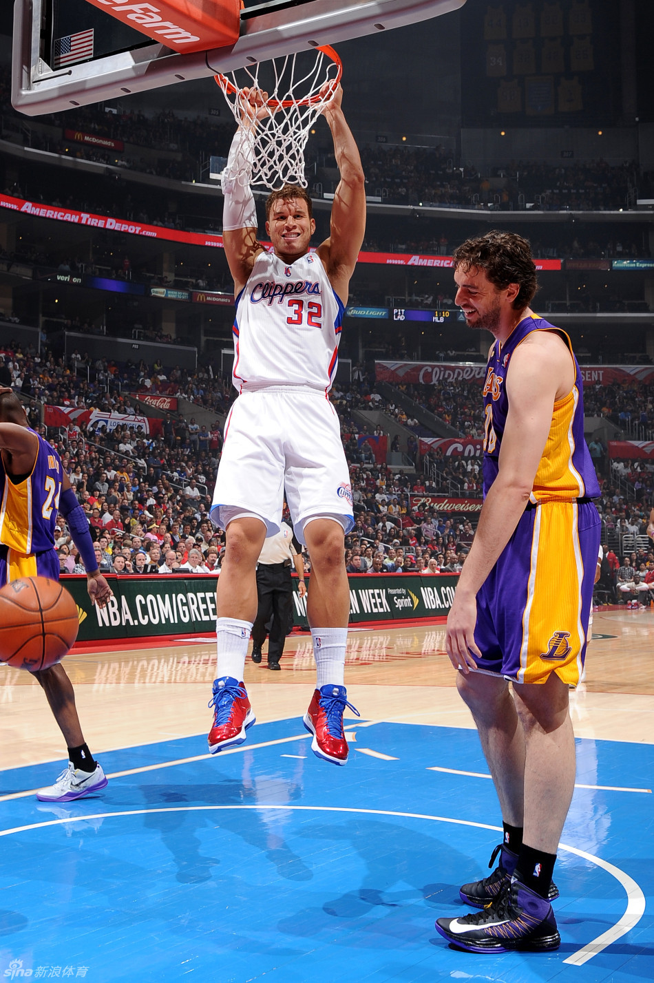 Blake Griffin slams dunk. 