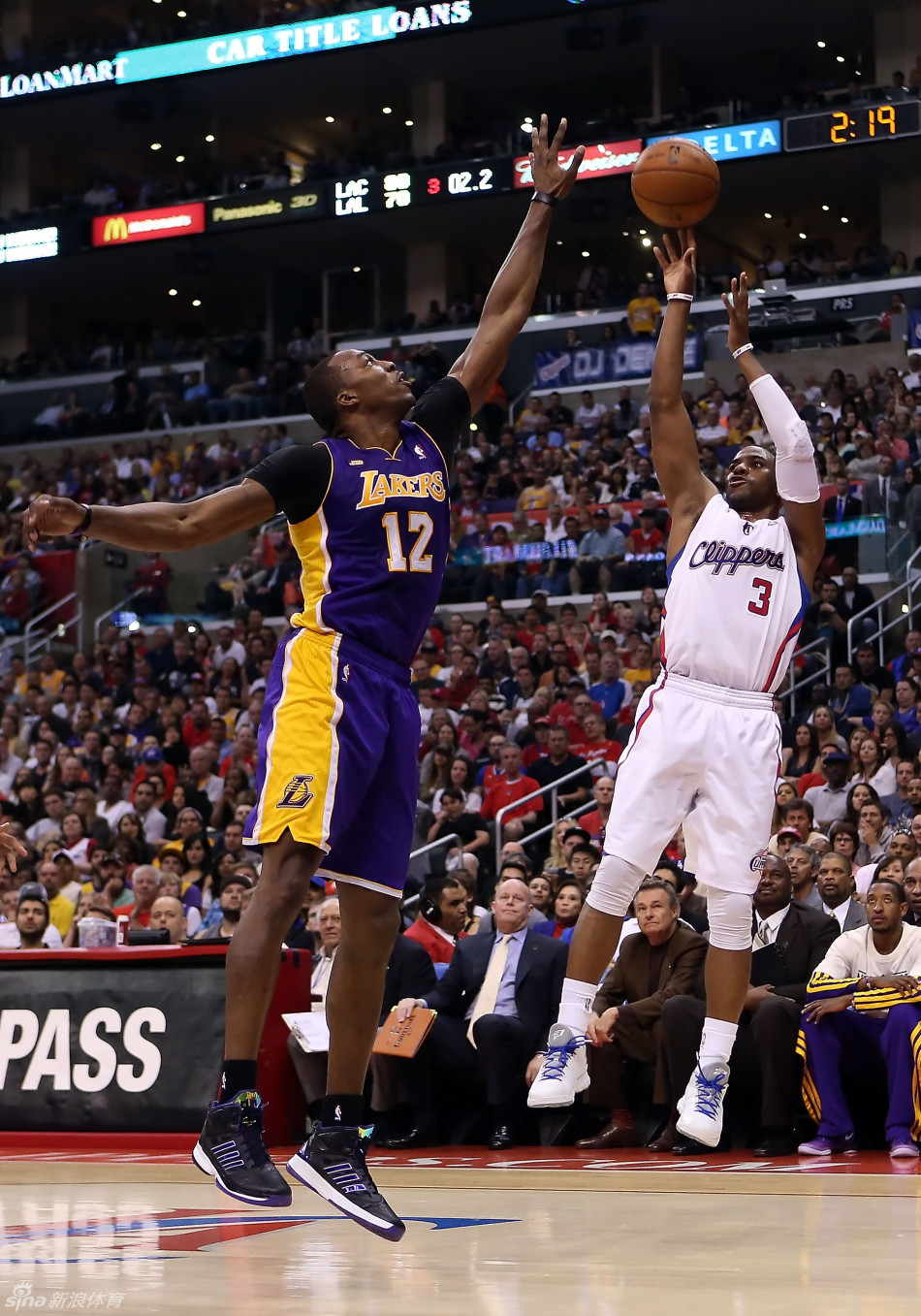 Chris Paul shoots in front of Dwight Howard. 