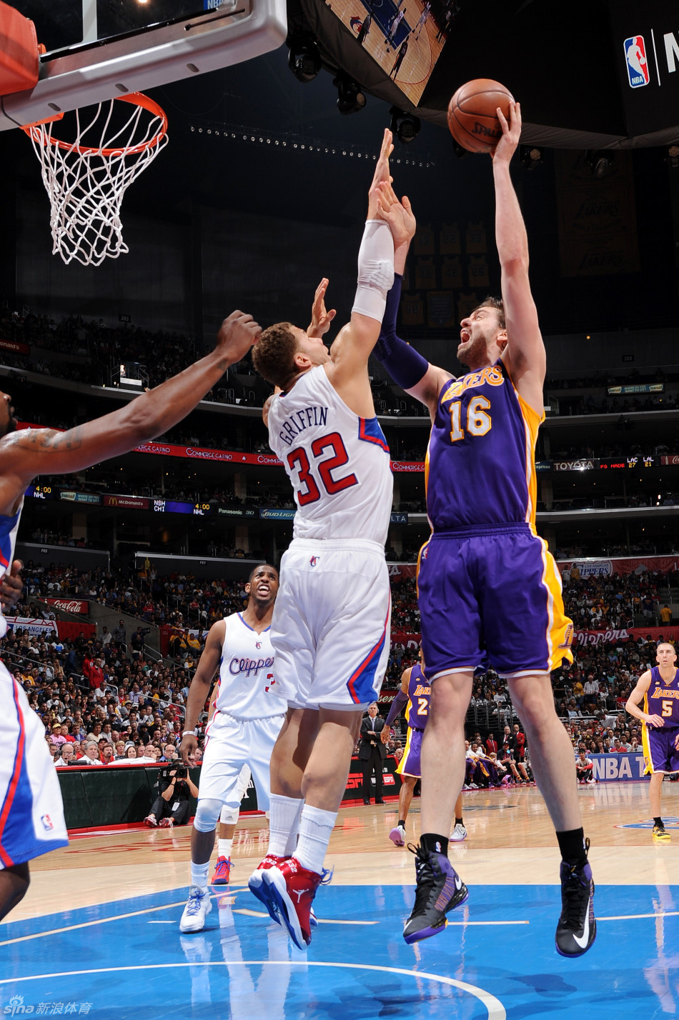 Blake Griffin tries to block Paul Gasol. 