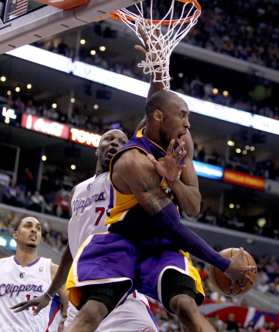  Kobe Bryant passed the ball.