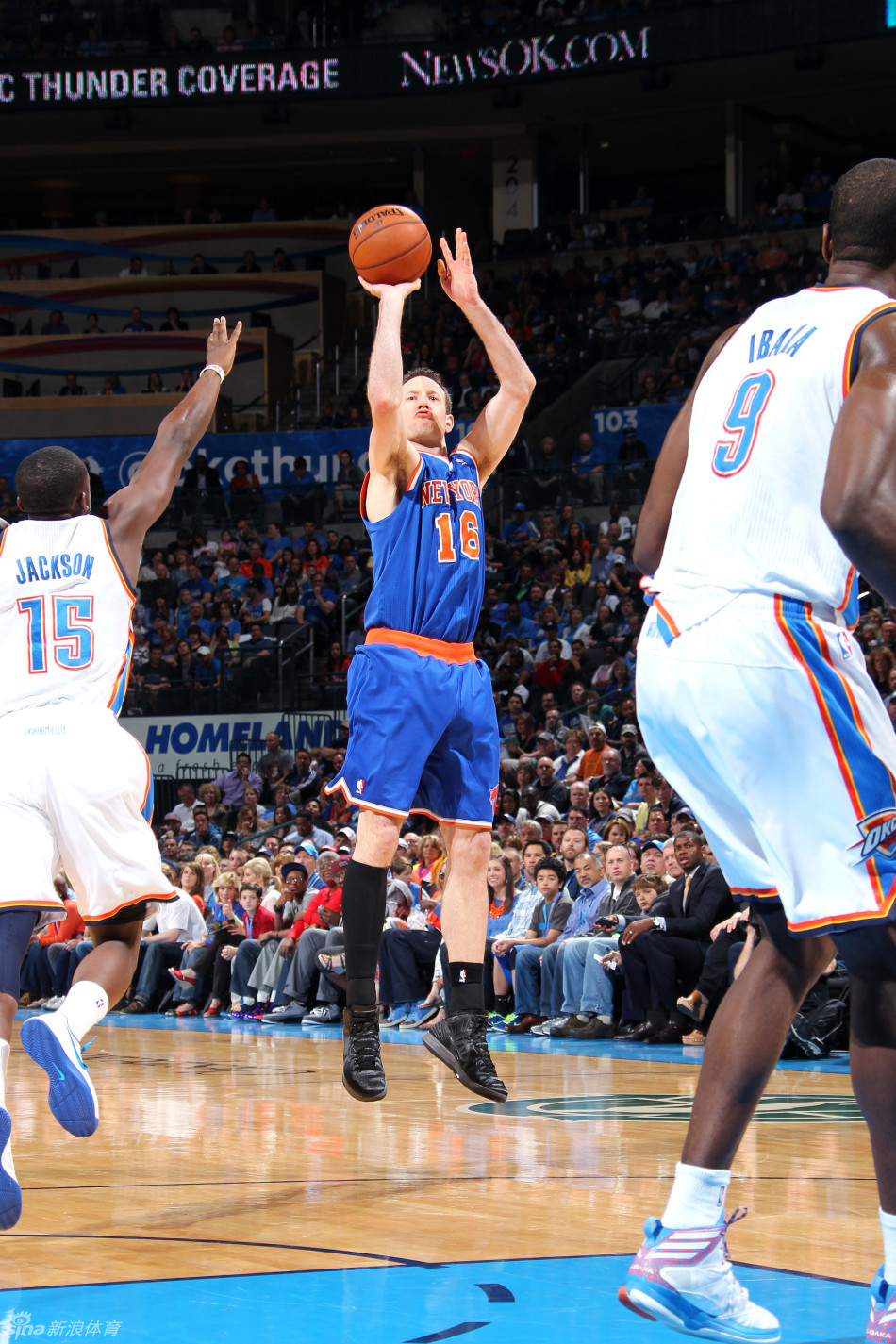 Steve Novak shoots a 3-pointer. 