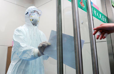 A doctor gives the medical certificate to a relative of a bird-flu patient in Anhui Province on April 8, 2013.