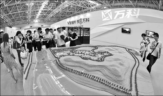 A housing fair in Fuzhou, Fujian province, on May 26, 2012. China's major property developers are grabbing bigger market shares.[China Daily]