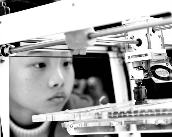 A child watches as a model is produced by a 3D printer at a tech show in Hangzhou, Zhejiang province, in early April. Domestically developed 3D-printing techniques have been used in many fields, including bio-additive manufacturing, ceramic casting and laser sintering. [China Daily]
