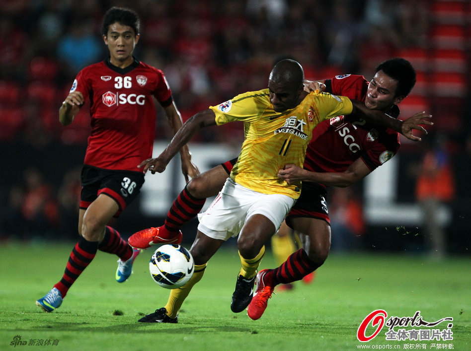 Muriqui tackled by defender. 