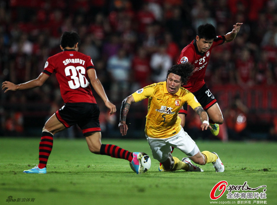 Zhang Lingpeng fouled by defender. 